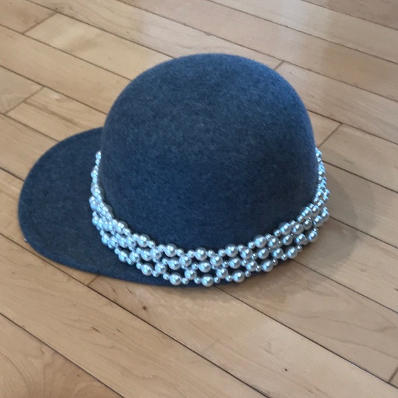 NWOT “bits and pieces to go” gray wool hat with pearl trim - Picture 4 of 6